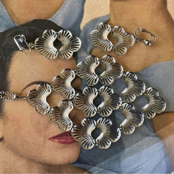 Elegant Silver Matching Jewelry Set - Picture 3 of 3